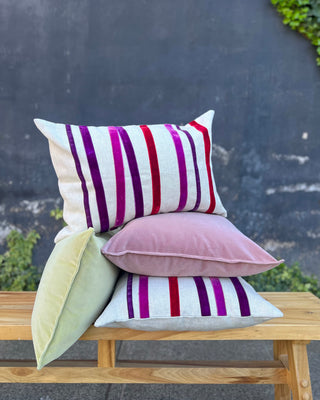 COJIN LINO CINTAS TERCIOPELO FUCSIA 40X60 CM